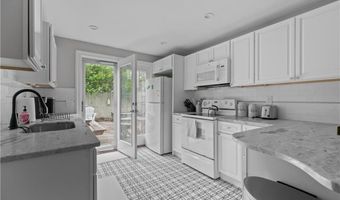 19 Warren Ave 19, Middletown, RI 02842