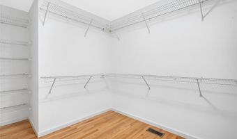821 Heatherhaven Dr, Ballwin, MO 63011