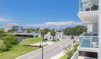 1020 SUNSET POINT Rd 213, Clearwater, FL 33755