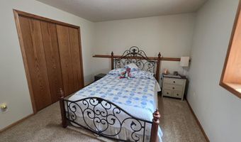1005 Plum Ln, Aberdeen, SD 57401