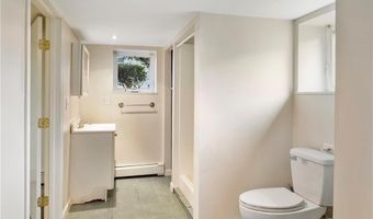 25 Renfrew Ave, Middletown, RI 02842