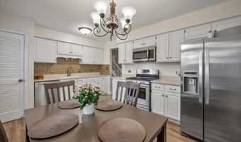 2631 N Stuart Dr, Arlington Heights, IL 60004