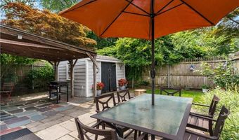 8 Lincoln Ave, Bristol, RI 02809
