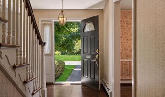 20 Drowne Pkwy, East Providence, RI 02916