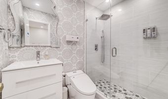 8 CARRIAGE HOUSE Cir, Alexandria, VA 22304