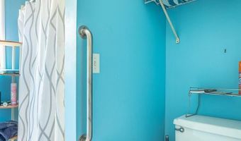 66 8th St, Apalachicola, FL 32320