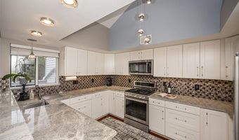 1878 Ridgeview Circle Dr, Ballwin, MO 63021
