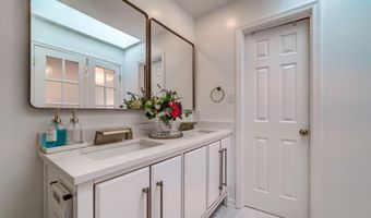 8 CARRIAGE HOUSE Cir, Alexandria, VA 22304