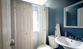 29 Hooker Rd, Bridgeport, CT 06610