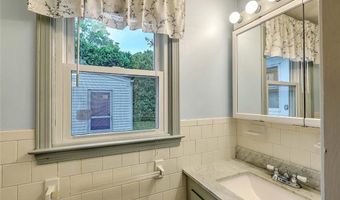 9 Roberta Dr, Barrington, RI 02806