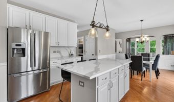 941 Par Dr, Algonquin, IL 60102