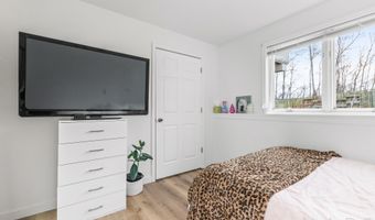 33 Fox Point Ct NE, Ada, MI 49301