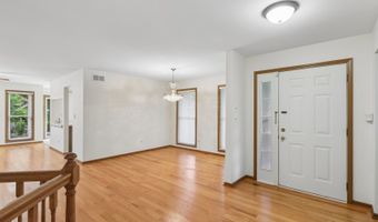 2109 N Charter Point Dr, Arlington Heights, IL 60004