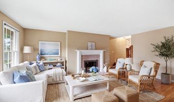 2 Mansion Woods Dr B, Agawam, MA 01001
