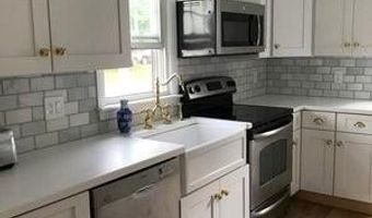 140 Renfrew Ave, Middletown, RI 02842