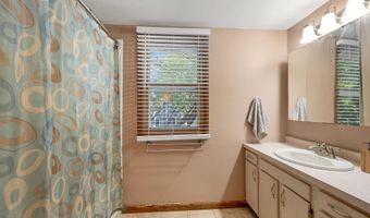 8 HILLTOP Ct, Appleton, WI 54914