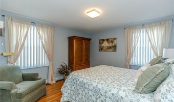 17 Woodview Dr, Cranston, RI 02920