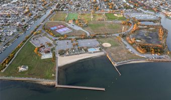 15 Hayes Rd, Amity Harbor, NY 11701