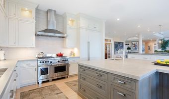 135 Cliff Dr, Narragansett, RI 02882