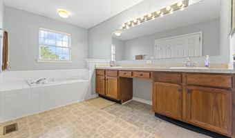 5 Overlook Ct, Bayville, NJ 08721