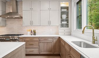 2133 N OAKLAND St, Arlington, VA 22207