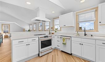 18 Barney St 3, Newport, RI 02840