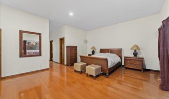 10 Morley Ct, Albertson, NY 11507