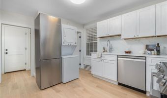 28 Young St 1, Newport, RI 02840