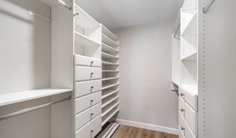 75 S REYNOLDS St 411, Alexandria, VA 22304