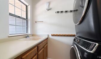2318 S Hampton Cir, Santa Rosa, CA 95401