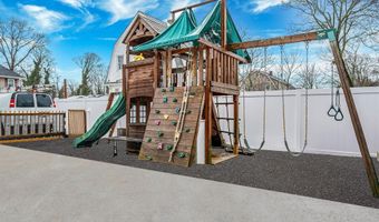 26 Smith St, Amityville, NY 11701