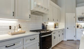 135 Calvin Dr, Wolfforth, TX 79382