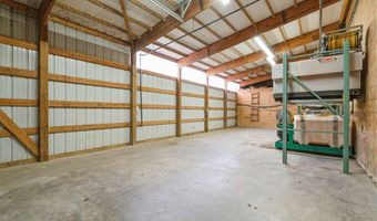 5276 Oakcrest Hill Rd SE, Riverside, IA 52327
