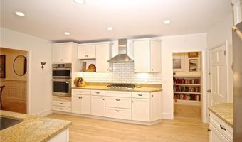 215 Coggeshall Ave, Newport, RI 02840