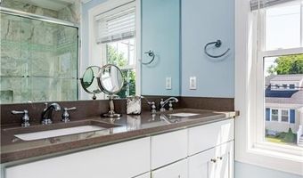 19 Eustis Ave, Newport, RI 02840