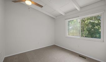 909 Parma Dr, Ballwin, MO 63021