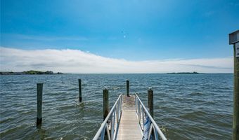 32 Unqua Pl, Amityville, NY 11701
