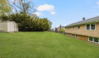 23 Algonquin Dr, Middletown, RI 02842