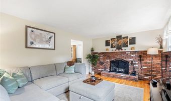 7 Maria St, Lincoln, RI 02865