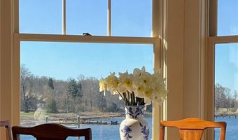 9 Hope St, Bristol, RI 02809