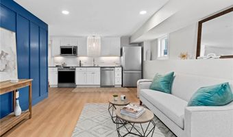 91 Houston Ave, Newport, RI 02840