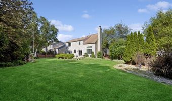 190 Lake Dr S, Algonquin, IL 60102