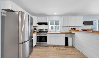 375 E BARNEGAT Ave, Bayville, NJ 08721