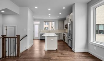 6940 ROCKLEDGE Dr, Bethesda, MD 20817