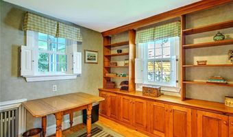 12 Harbour Ter, Cranston, RI 02905