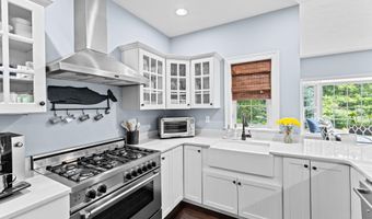 5 Bosuns Ln, Bourne, MA 02532
