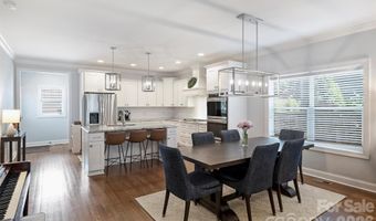 1617 Hawthorne Ln, Charlotte, NC 28205