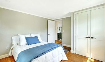18 Chantilly Dr, Barrington, RI 02806