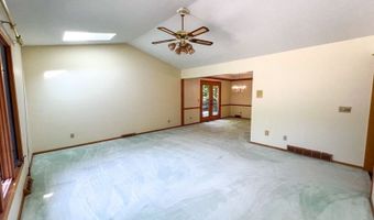 457 E Pioneer Trl, Aurora, OH 44202