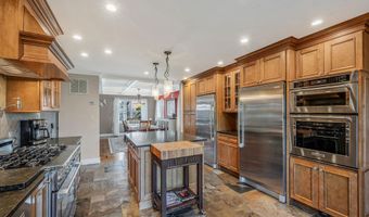 15 Foxcroft Rd, Albertson, NY 11507
